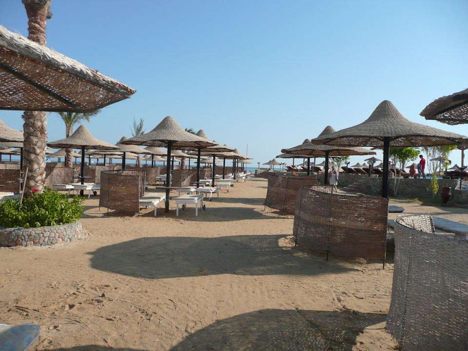 Strand mit Schirmen und Windschutz Riviera Aqua Park Resort