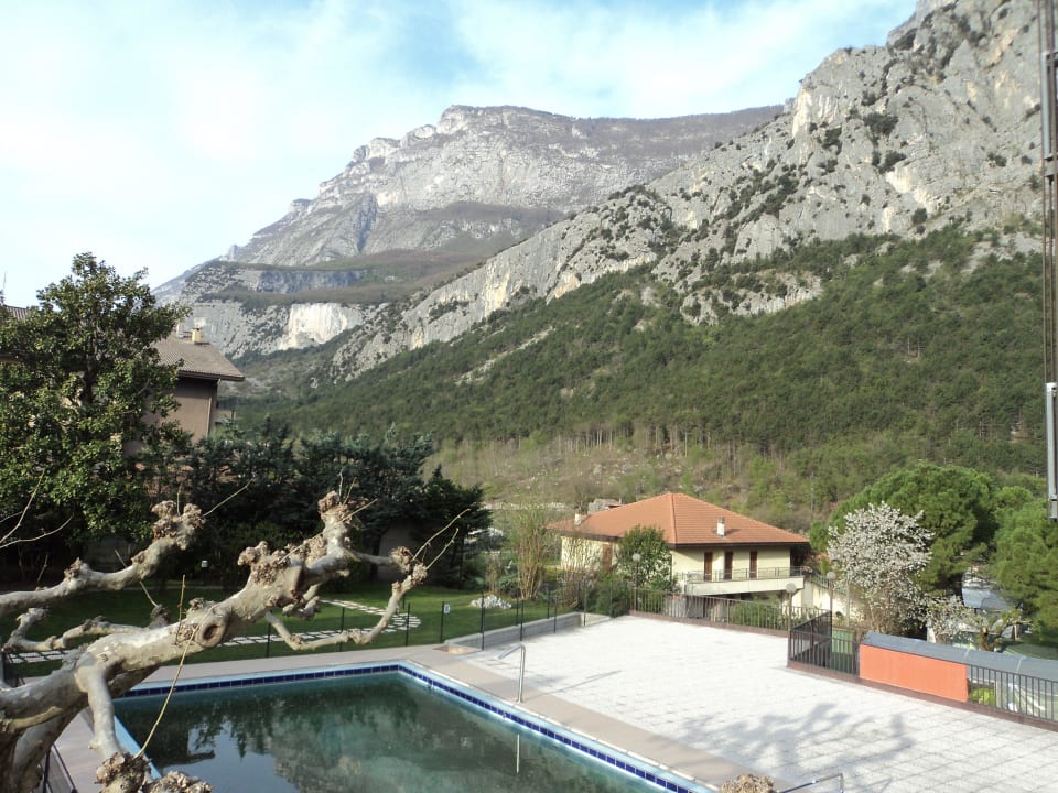 Blick vom Hotel auf die Berge Hotel Daino