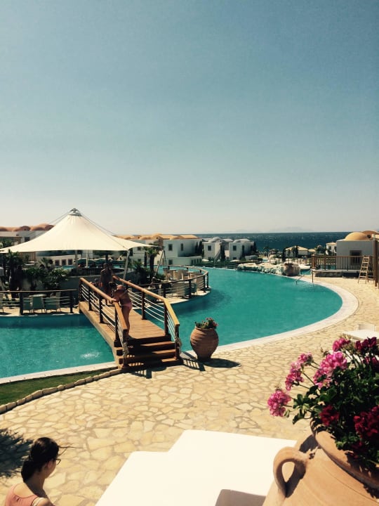 Blick auf die Poolbar Mitsis Selection Blue Domes
