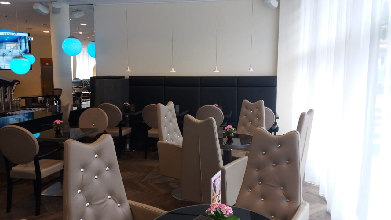Bar Bereich mit Sitzgelegenheiten ARCOTEL Onyx Hamburg