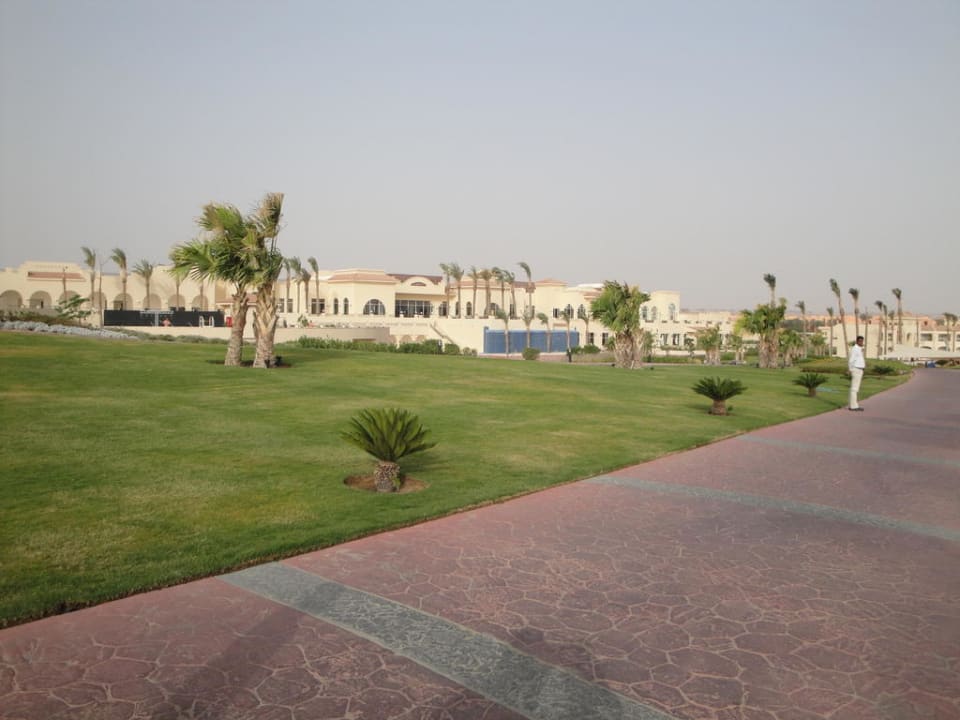 Weite Wege führen durch die Anlage Cleopatra Luxury Resort Makadi Bay
