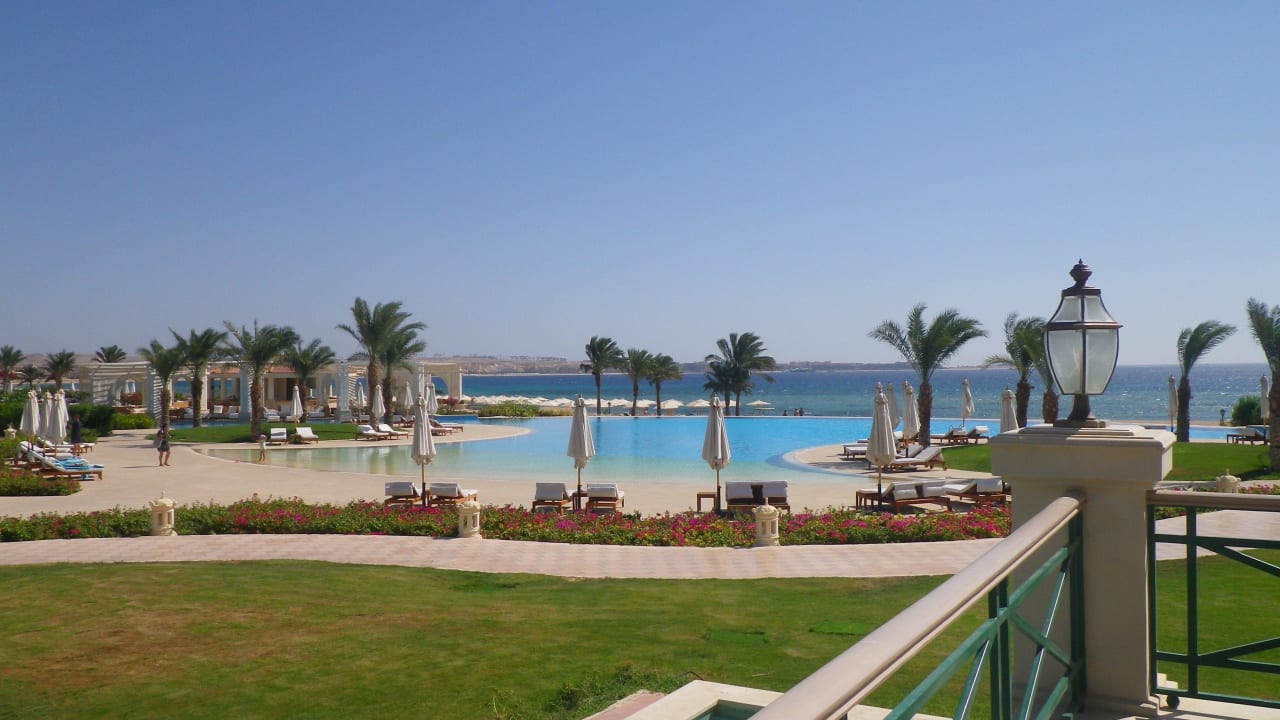 Blick auf Infinity Pool und Meer Baron Palace Sahl Hasheesh