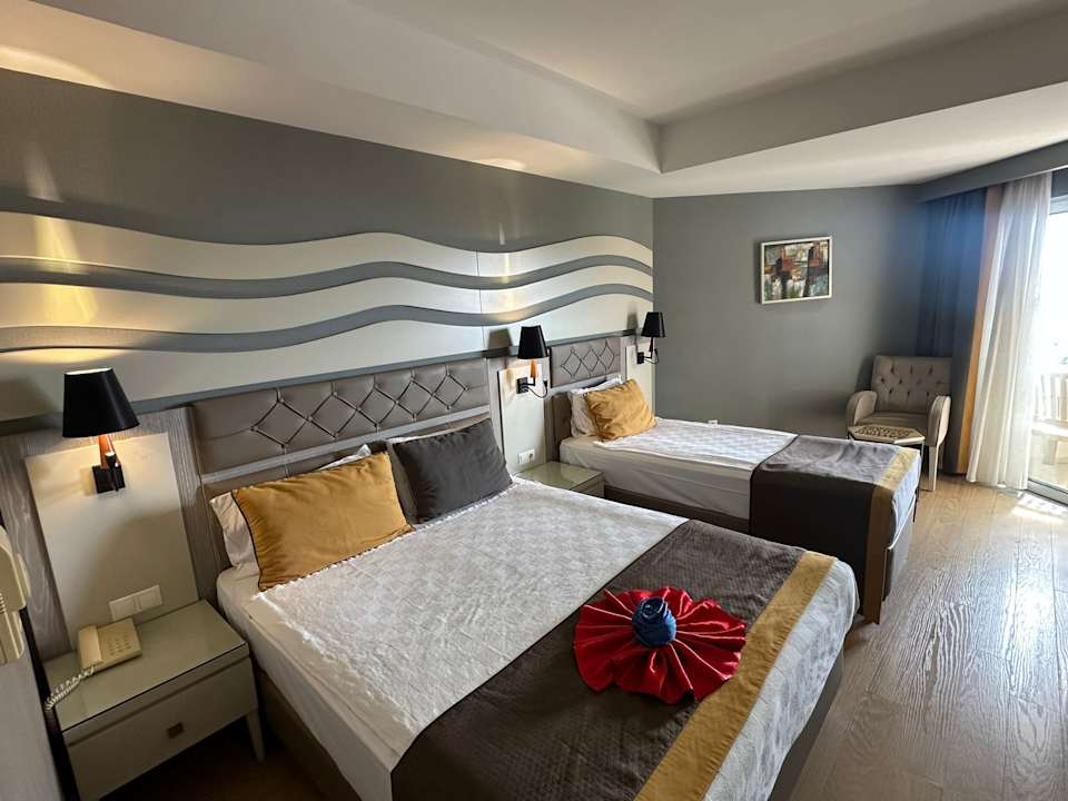 Zimmer Saturn Palace Resort Hotel