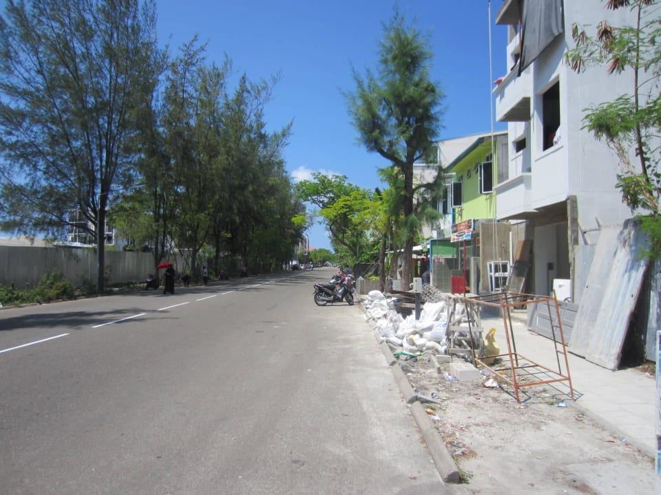 Hauptstrasse vor dem Hotel Hotel Newtown Inn