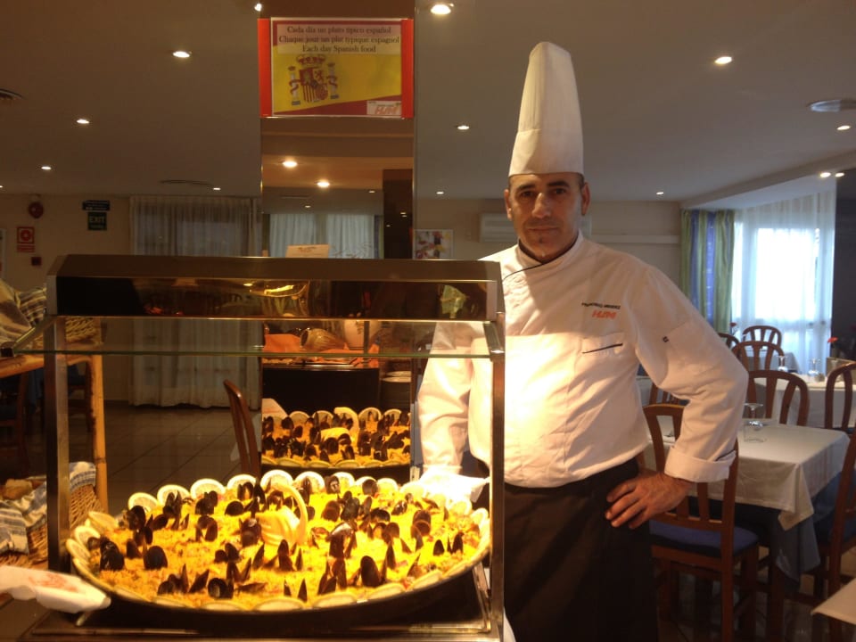 Our chef and his creation: paella Tacande Portals