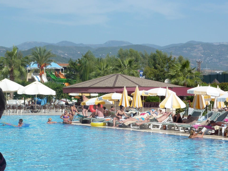 Hauptpool und Blue Bar Hotel Royal Garden Beach