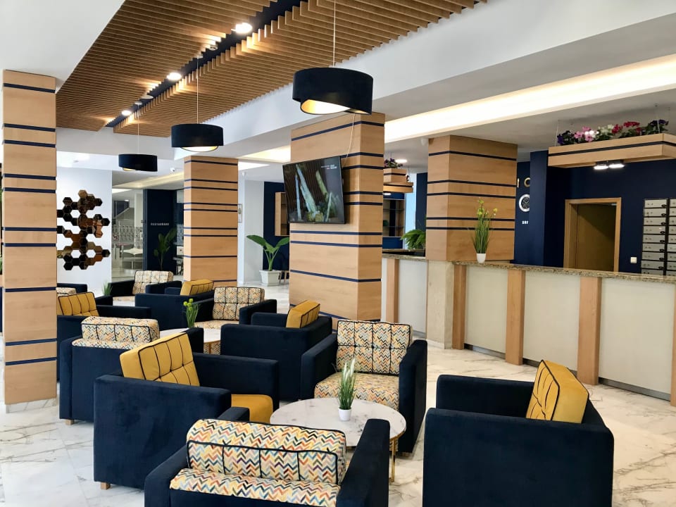 Lobby Hotel Holiday Park