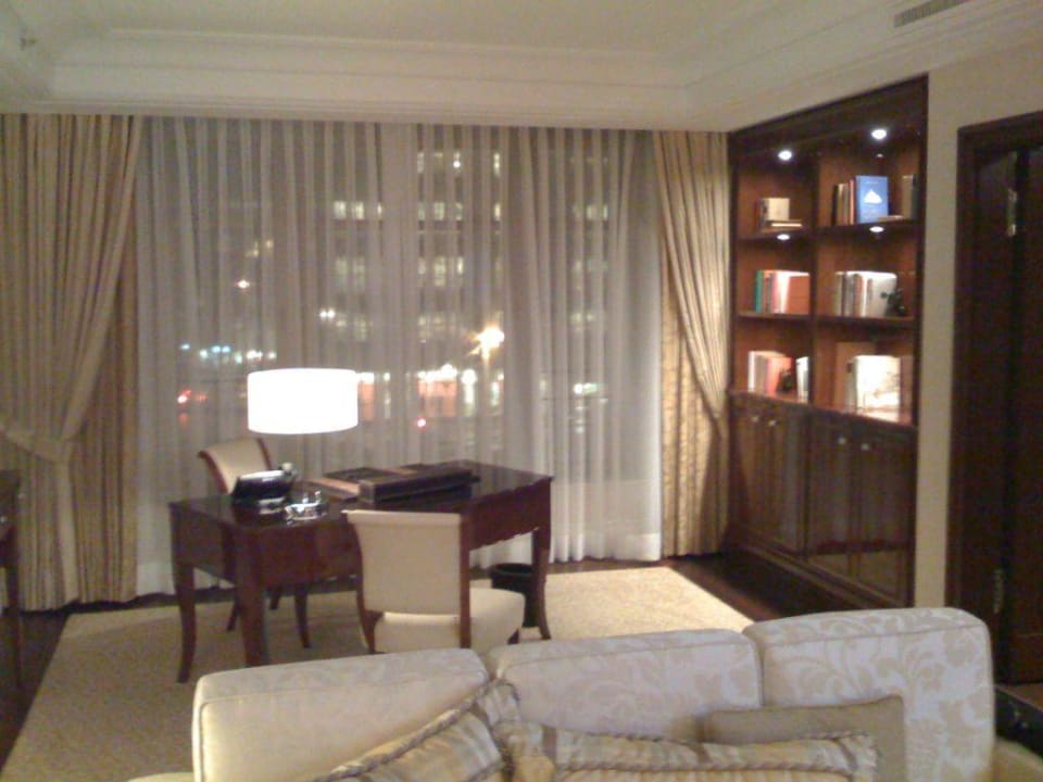 Wohnzimmer in der Executive Suite mit Schreibtisch Breidenbacher Hof