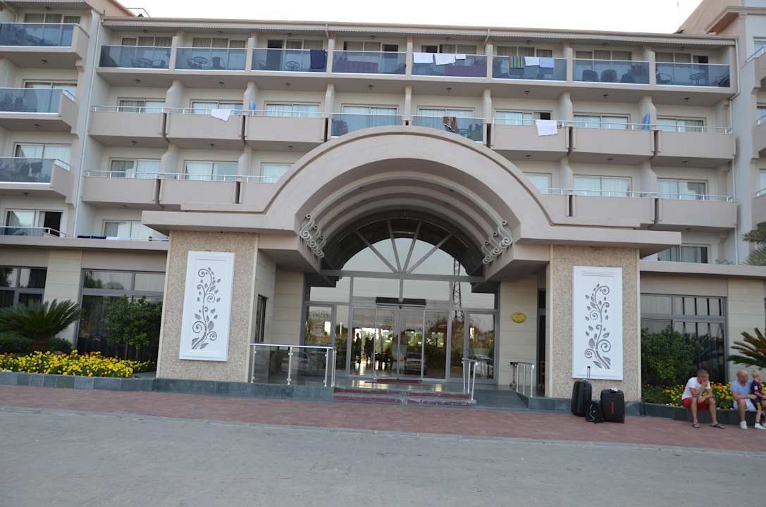 Eingang von drausen Seaden Corolla Hotel