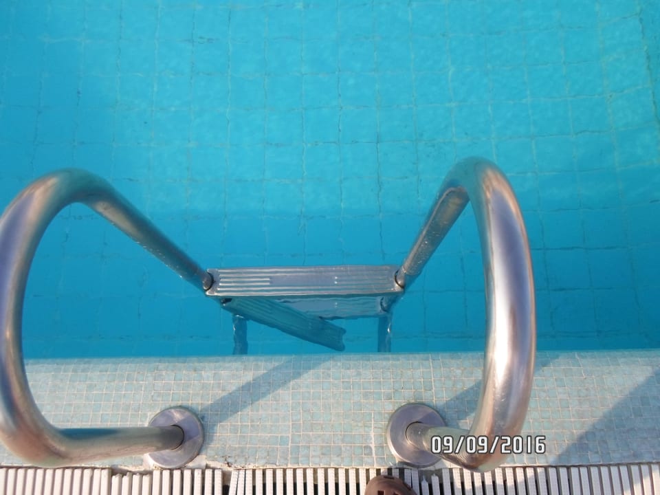 Tagelang kaputte Stufe,Verletzungsgefahr!!! Hotel Neptunia Skanes