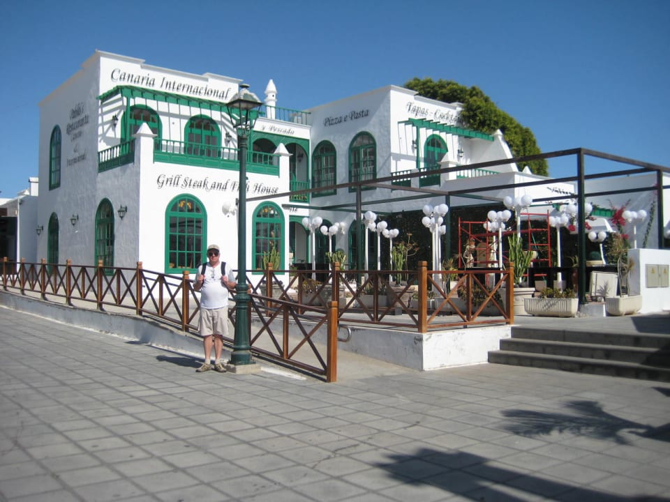 Vor dem Hotel zur Einkaufsmeile allsun App.-Hotel Albatros