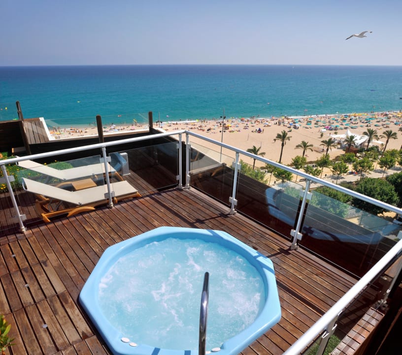 Jacuzzi exterior en terraza con vistas a la playa Hotel GHT Maritim