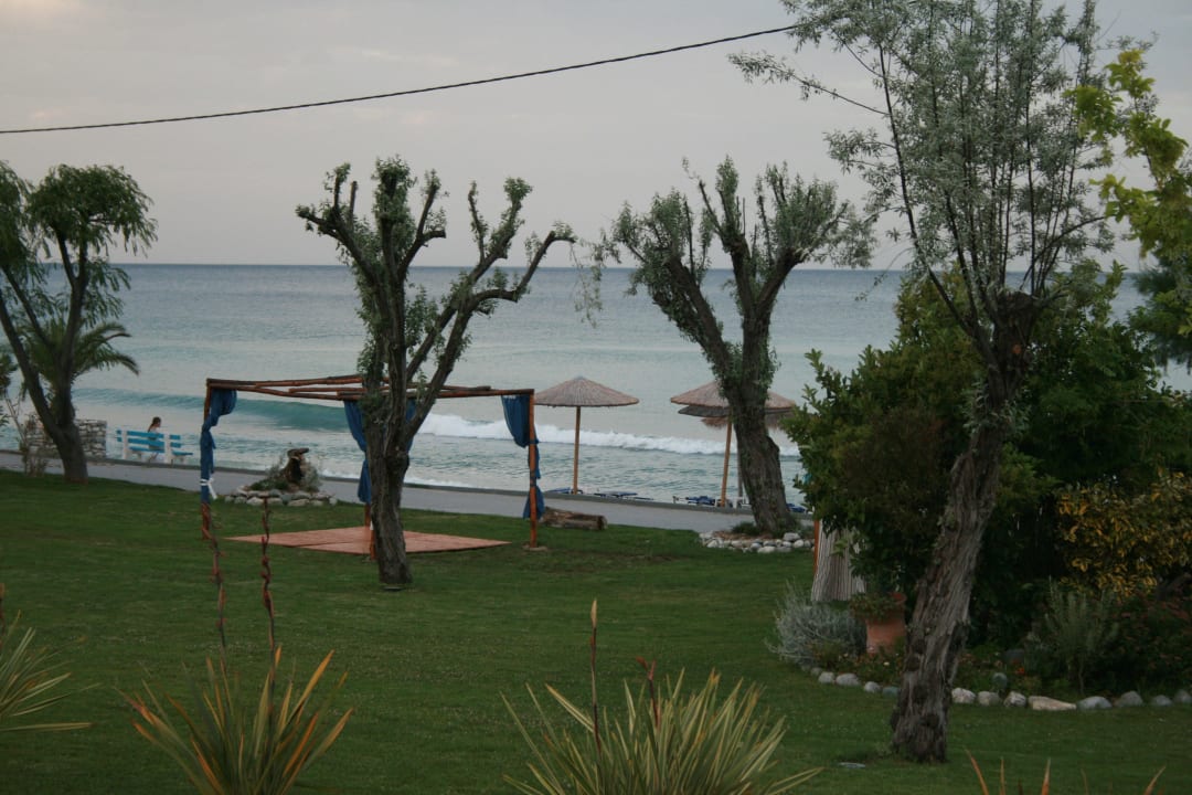Blick vom Garten zum Strand alltoura Club Hotel Poseidon Palace