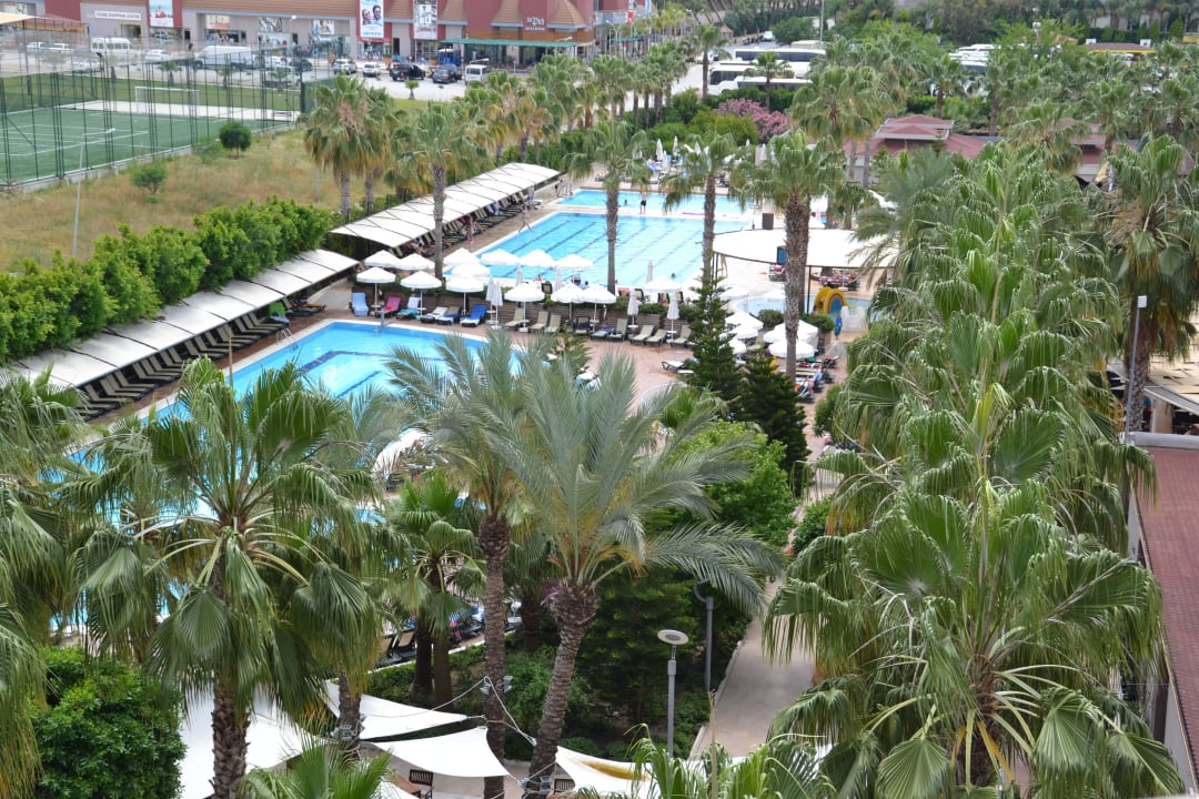 Vom Balkon auf den Pool Hane Family Resort