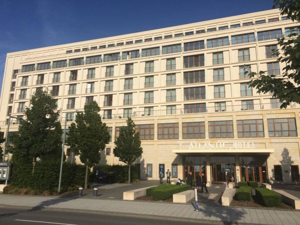 Hotelansicht von der Straße ATLANTIC Hotel Wilhelmshaven