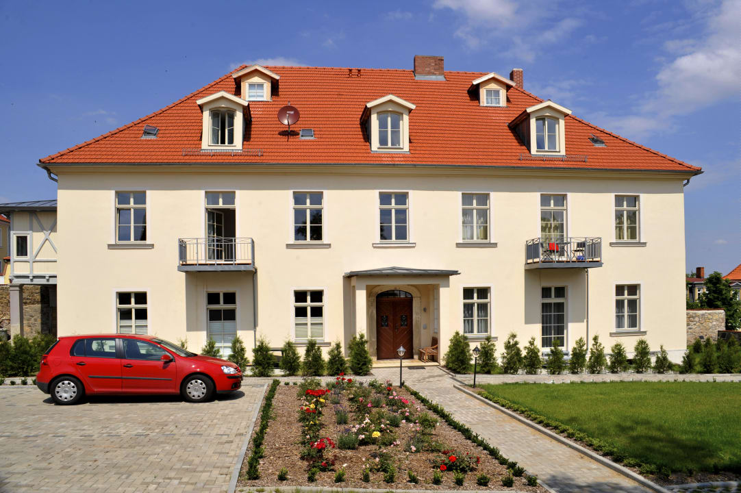 Außenansicht mit Parkplatz Appartements Residenz Jacobs