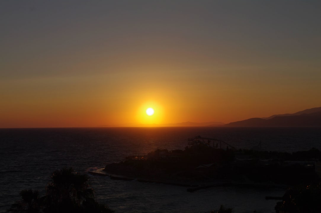 Zachód słońca Hotel Pine Bay Holiday Resort