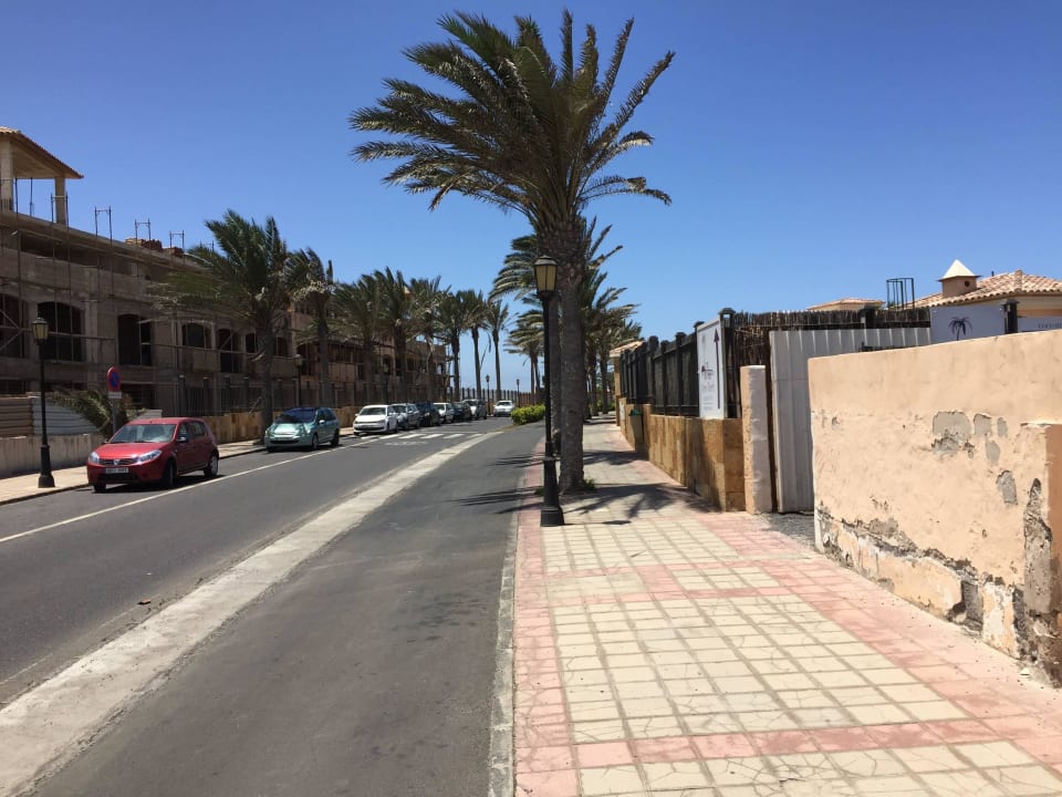 Weg hinter Hotel Secrets Bahia Real Resort & SPA