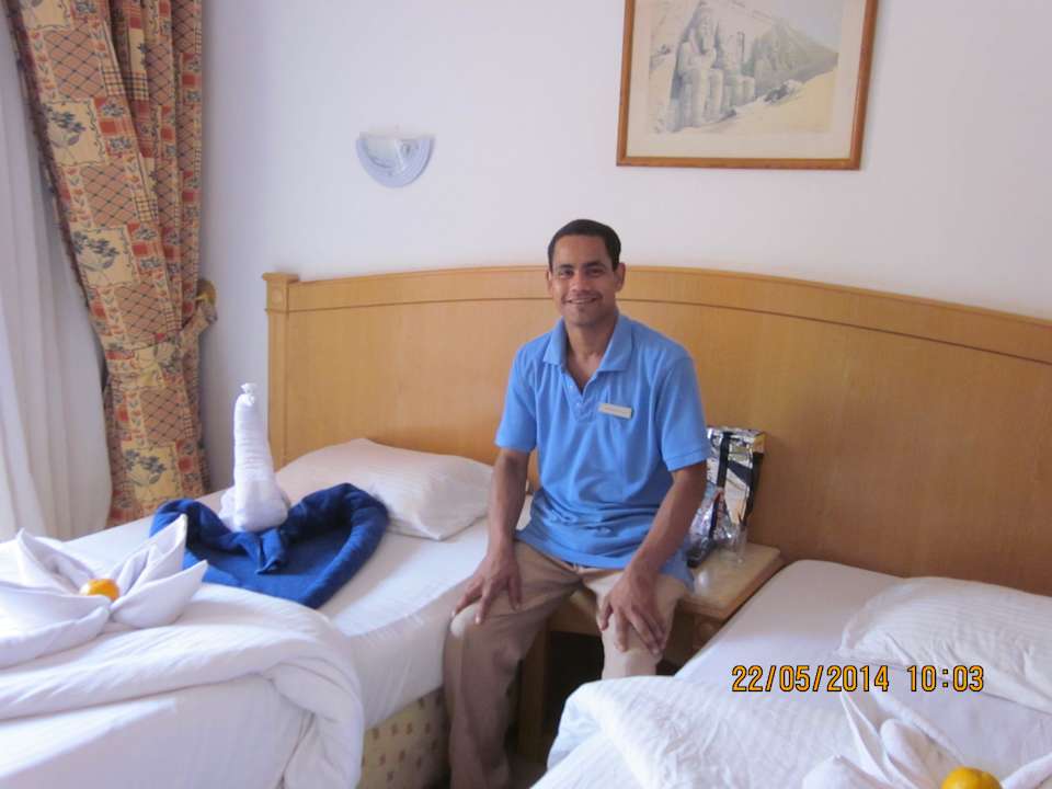 Мальчик убирал наш номер. Pickalbatros Alf Leila Wa Leila Resort - Neverland Hurghada