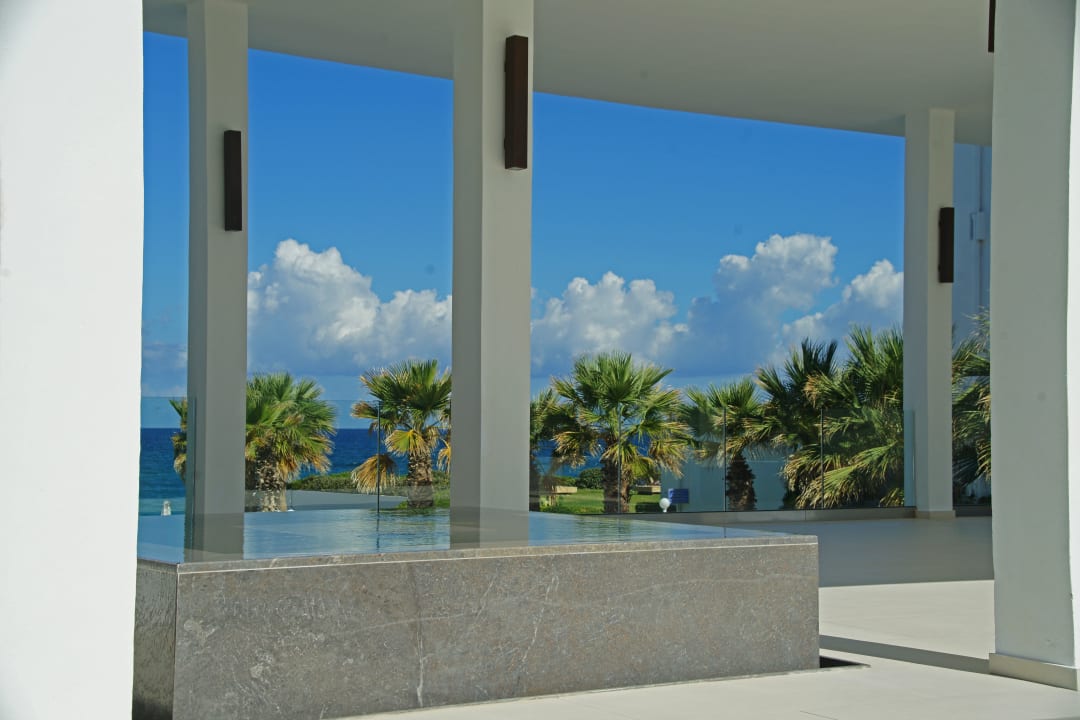 Hoteleingang Grecotel LUXME White