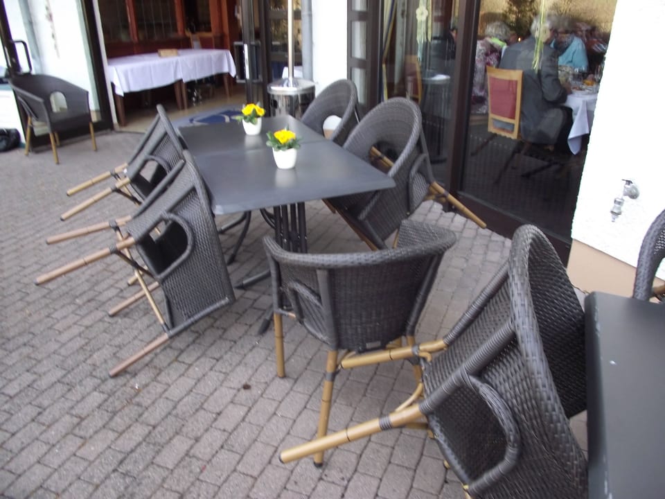 Seeterrasse hinter dem Hotel Göbel's Seehotel Diemelsee