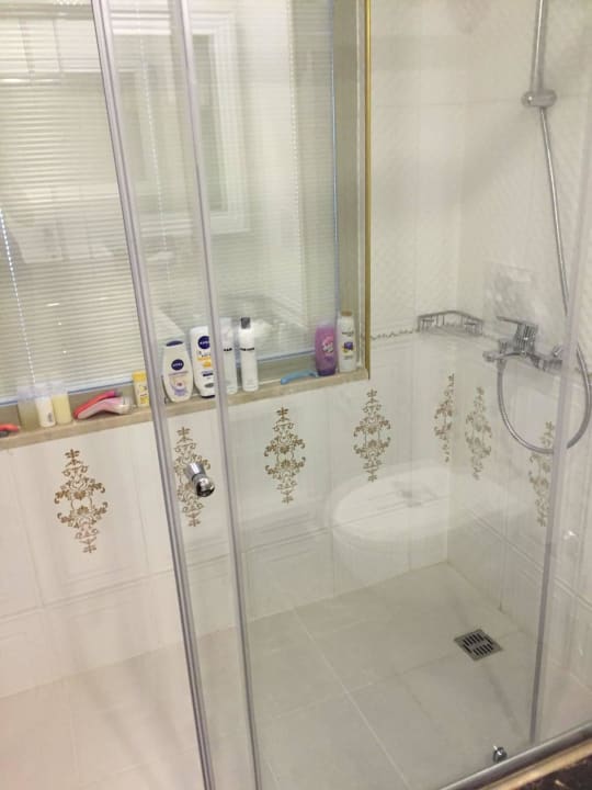 Riesige Dusche J'adore Deluxe Hotel & Spa