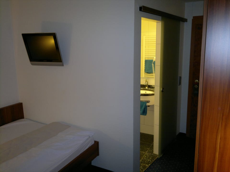 Bett/Fernseher/Bad Hotel Goldene Rose