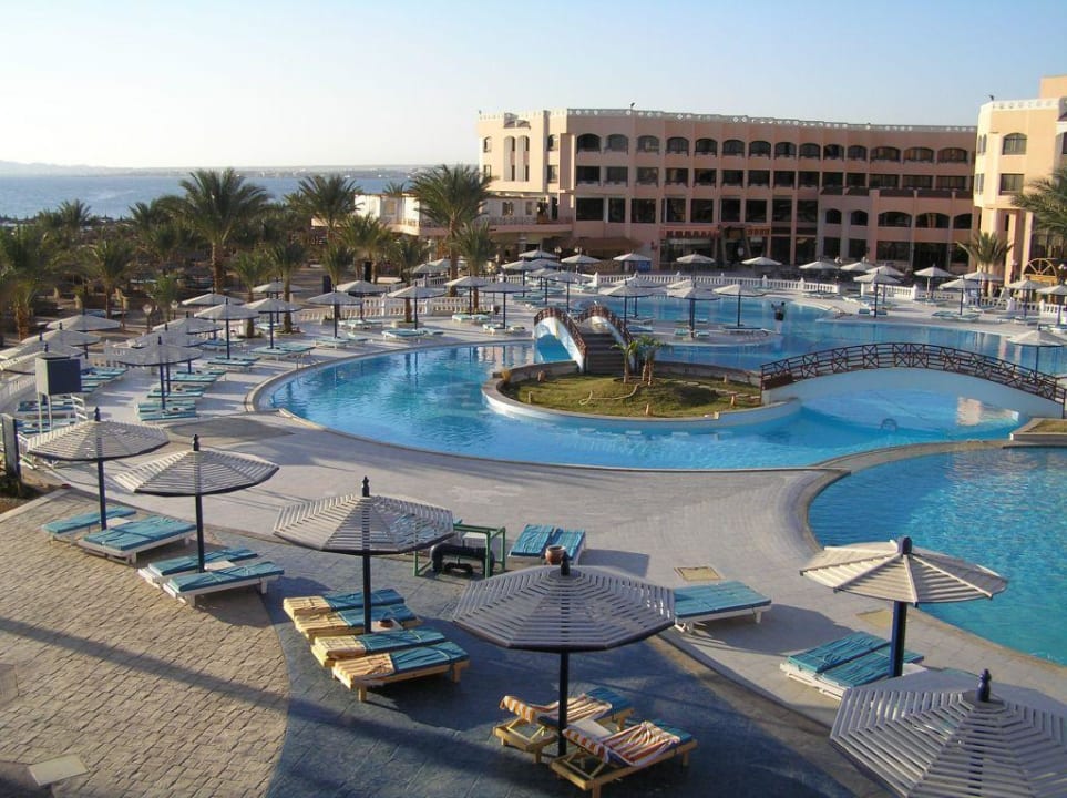 Strandpool mit Restaurant Beach Albatros Resort