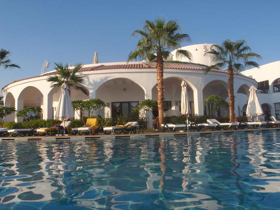 Blick vom Pool auf das Hauptrestaurant Reef Oasis Blue Bay Resort