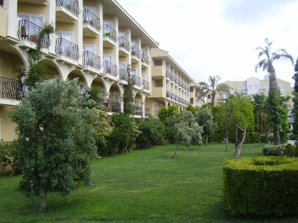 Geplegter Garten mit einem Teil des Hotels Belek Beach Resort Hotel