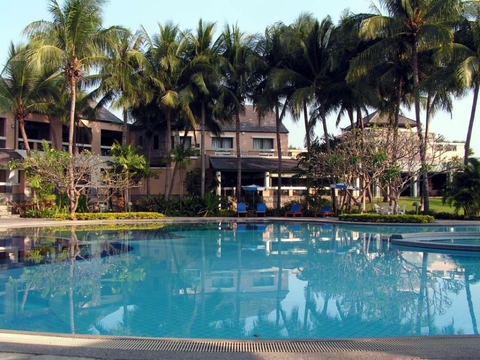 Pool und Hotelgebäude Hotel The Imperial Lake View