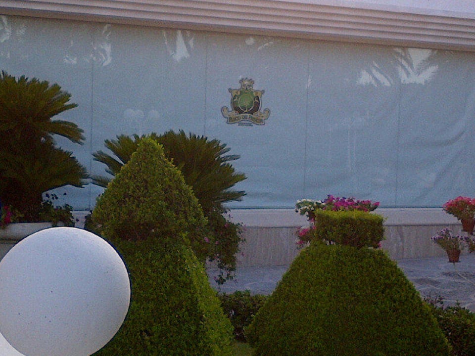 Von außen sehr schön gepflegt Hotel Parco del Principi