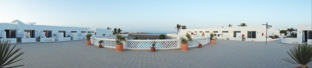 Weg zu den Zimmern Hotel Las Costas