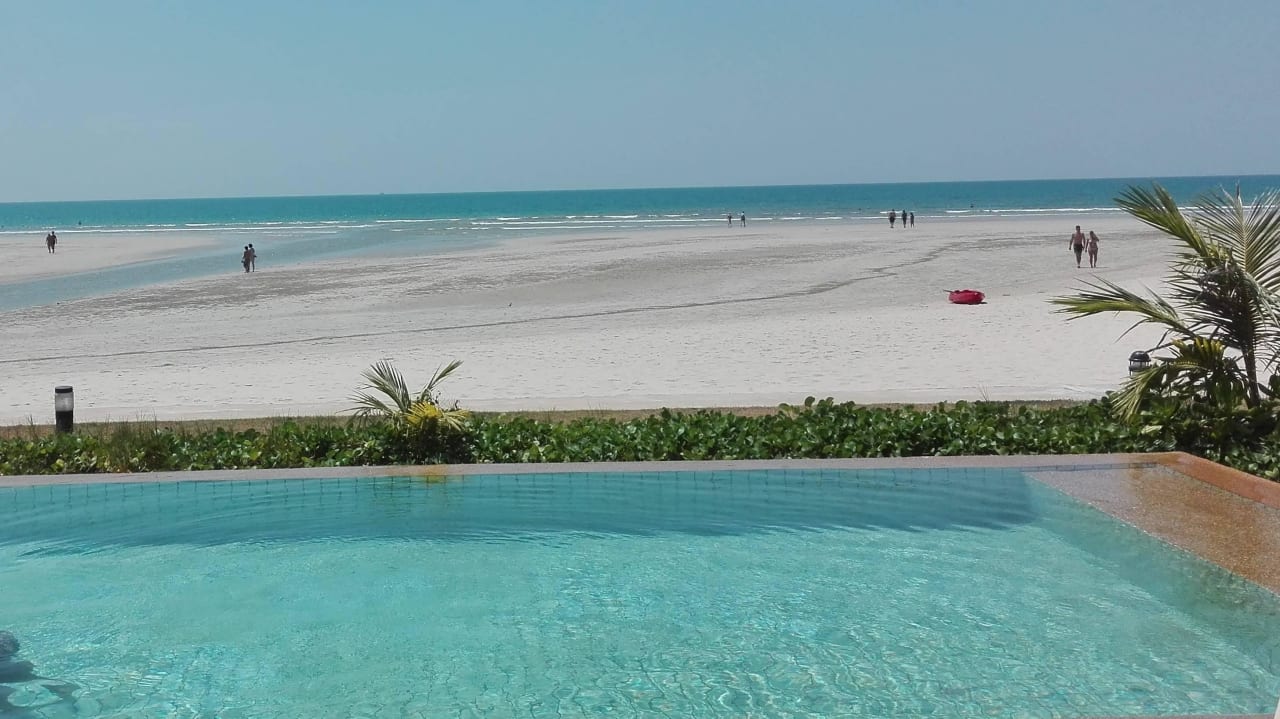 Infinity Pool mit Blick auf Strand und Meer Apsara Beachfront Resort & Villa - SHA Extra Plus