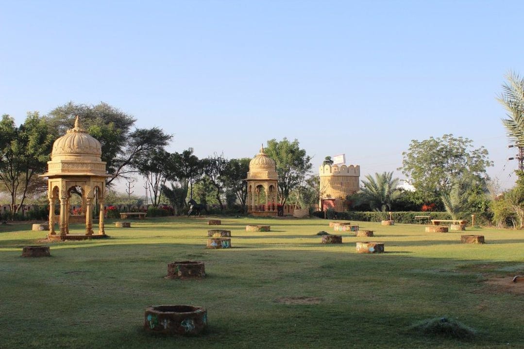 Gartenanlage vor dem Hotel Hotel Fort Rajwada