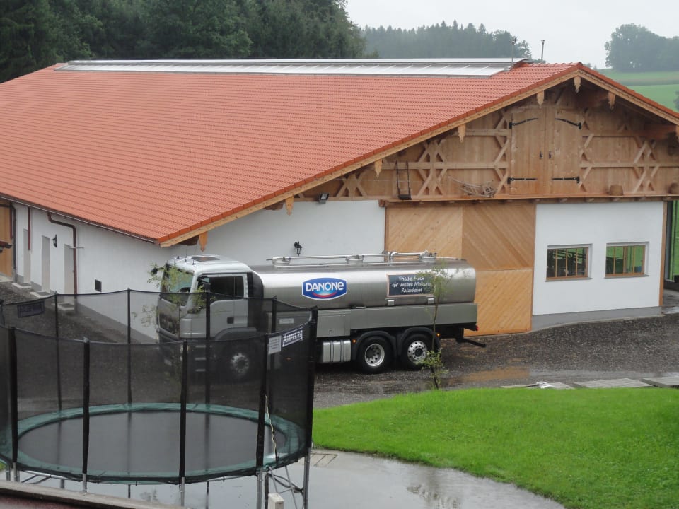 Der Milchwagen (die Milch wird abgeholt) Ferienwohnungen Riepertinger Langhof
