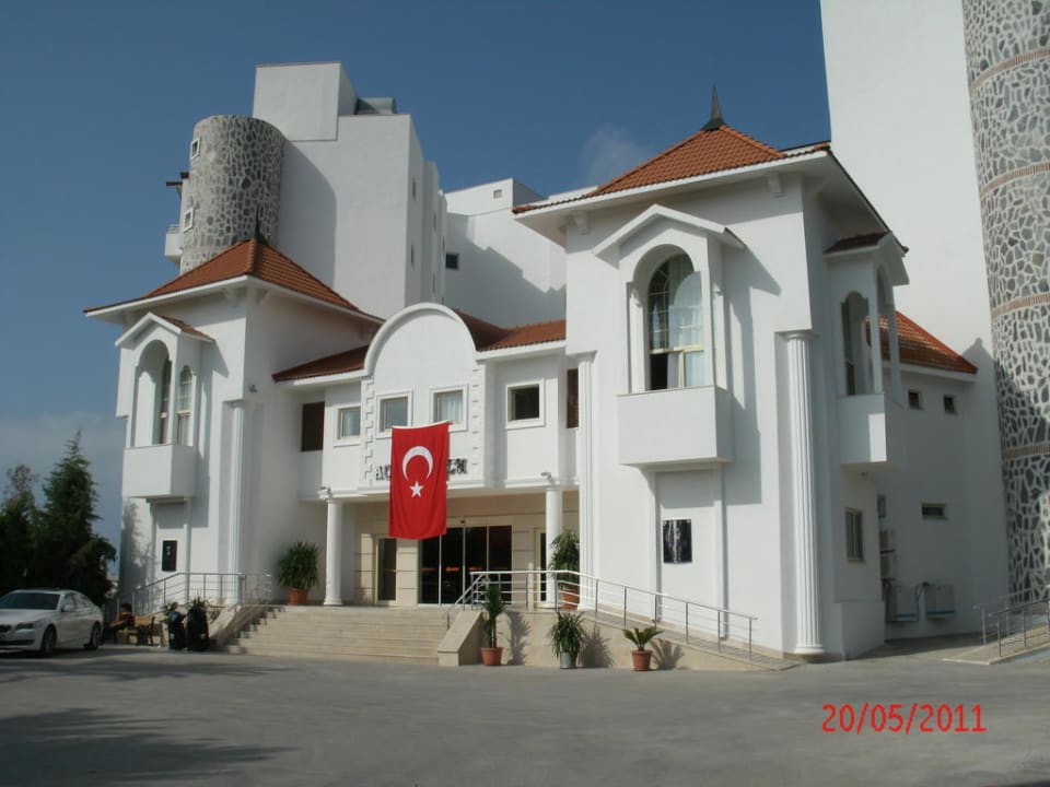 Eingang Serenis Hotel