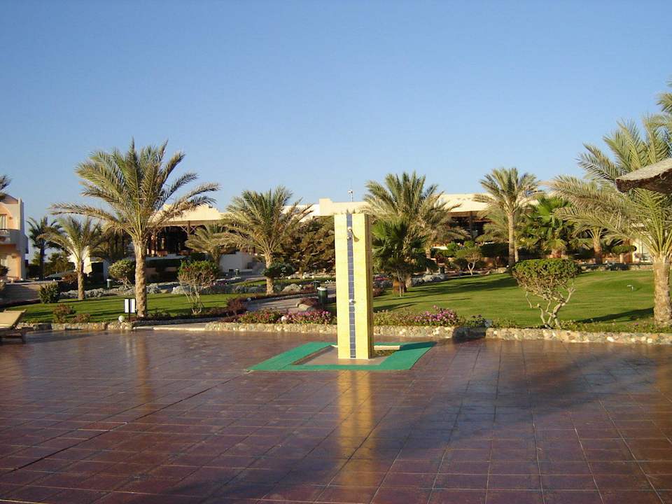 Natryski przy basenie Three Corners Sea Beach Resort