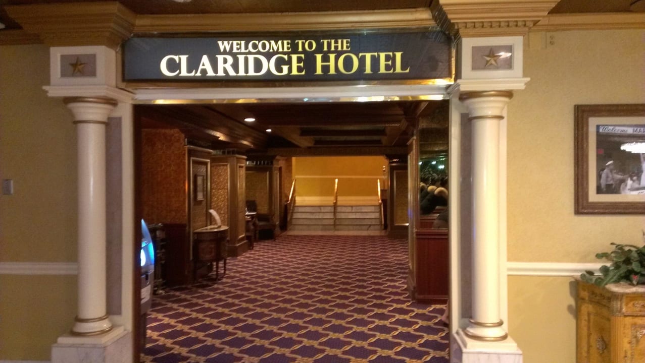 Eingang The Claridge Hotel