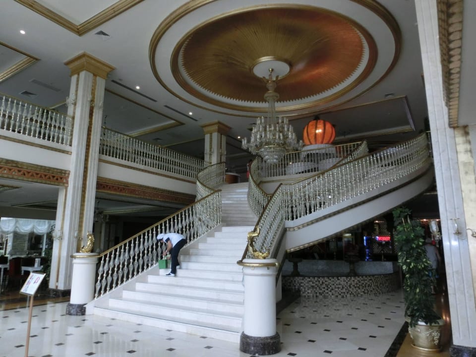 Die große Treppe wurde immer sauber gehalten Diamond Excellence Resort & Spa