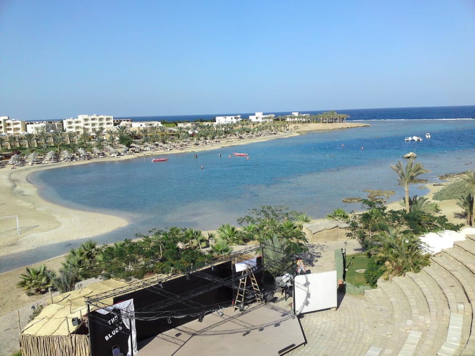 Blick von oben auf Hotel und Strand Brayka Bay Resort
