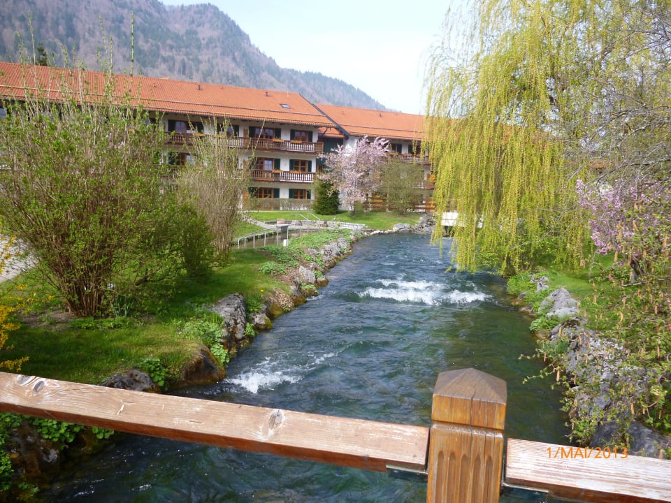Die Weissach fliesst durch die Hotelanlage  Spa & Resort Bachmair Weissach