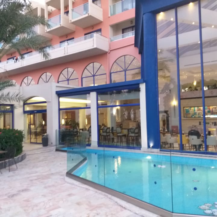 Außenansicht Kresten Palace Hotel