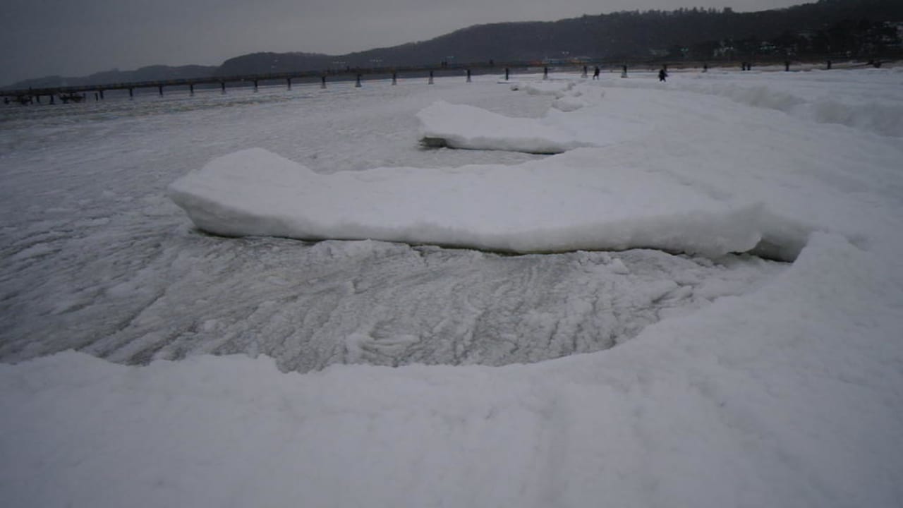 Unterwegs auf der Eisschicht Richtung Seebrücke Hotel AM MEER & Spa