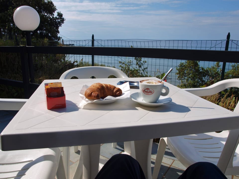 Cappuccino auf der Panoramaterrasse Villaggio Delle Sirene