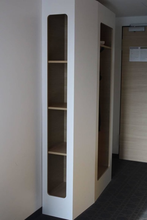 Offener Kleiderschrank B&B Hotel Düsseldorf-City