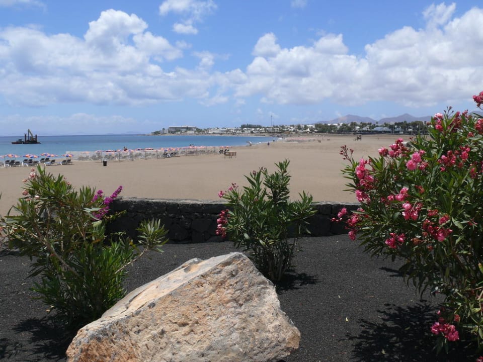 Strand rechts neben dem Hotel Seaside Hotel Los Jameos