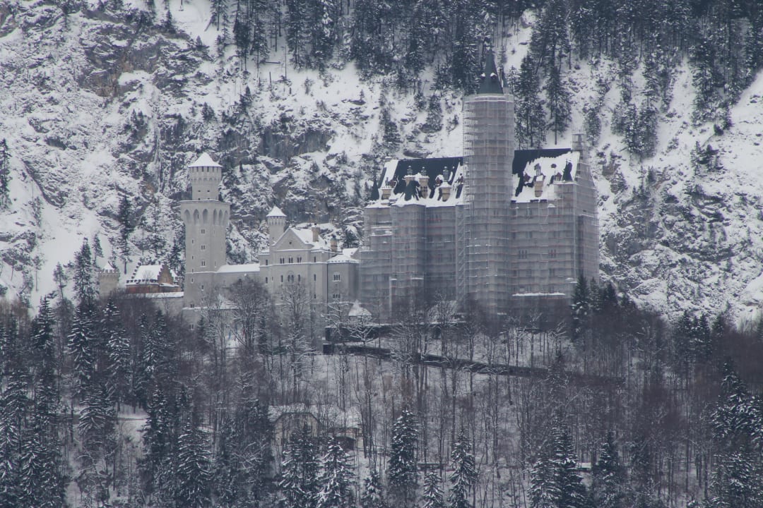 Zimmerausicht auf eingerüstetes Neuschwanstein Hotel Das Rübezahl
