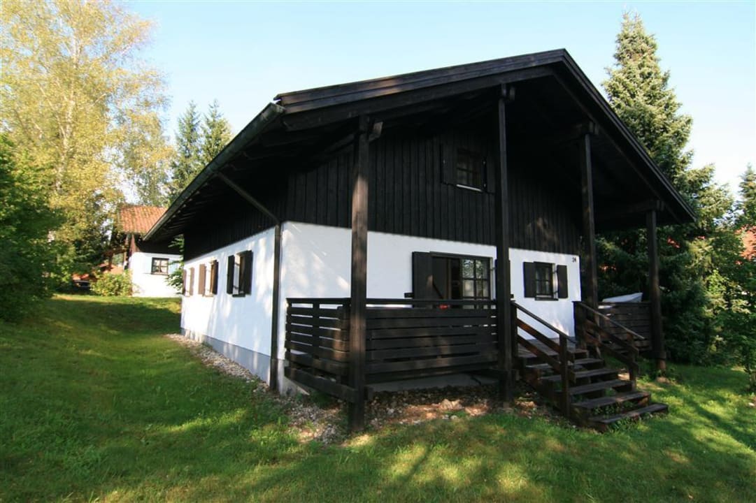 Blick auf die Terrasse vom eigenen Gartengrundstück Waldferiendorf Regen