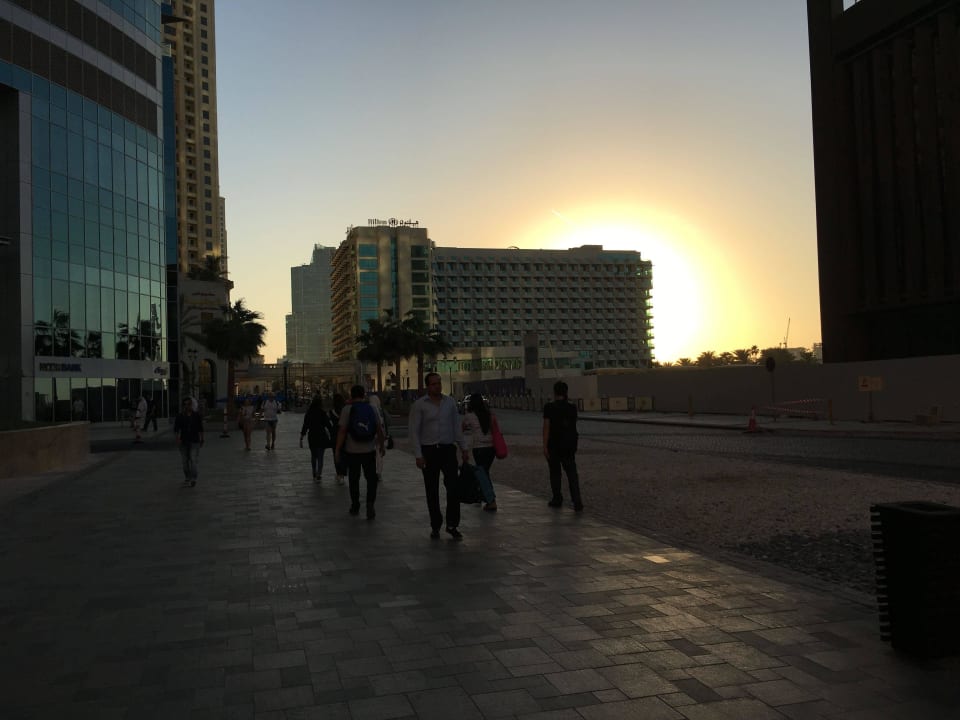 Das Hilton vom The Walk aus Hilton Dubai Jumeirah